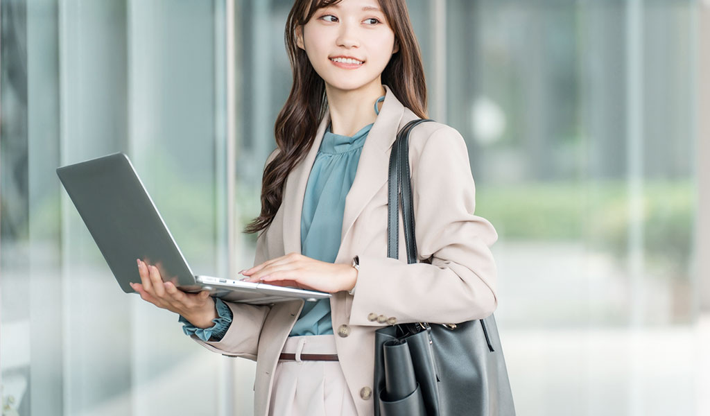 公衆Wi-Fiを使ってブラウザを使用する女性のイメージ画像