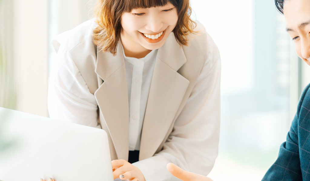 業務に関して上司に相談する女性社員のイメージ画像